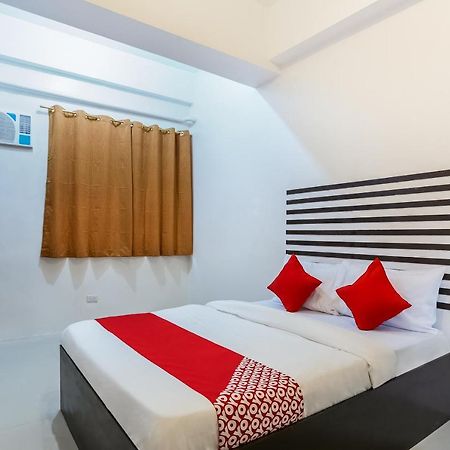 Oyo 505 Jardin Suites Манила Экстерьер фото