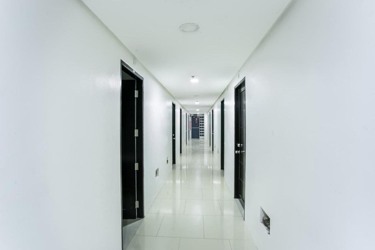 Oyo 505 Jardin Suites Манила Экстерьер фото